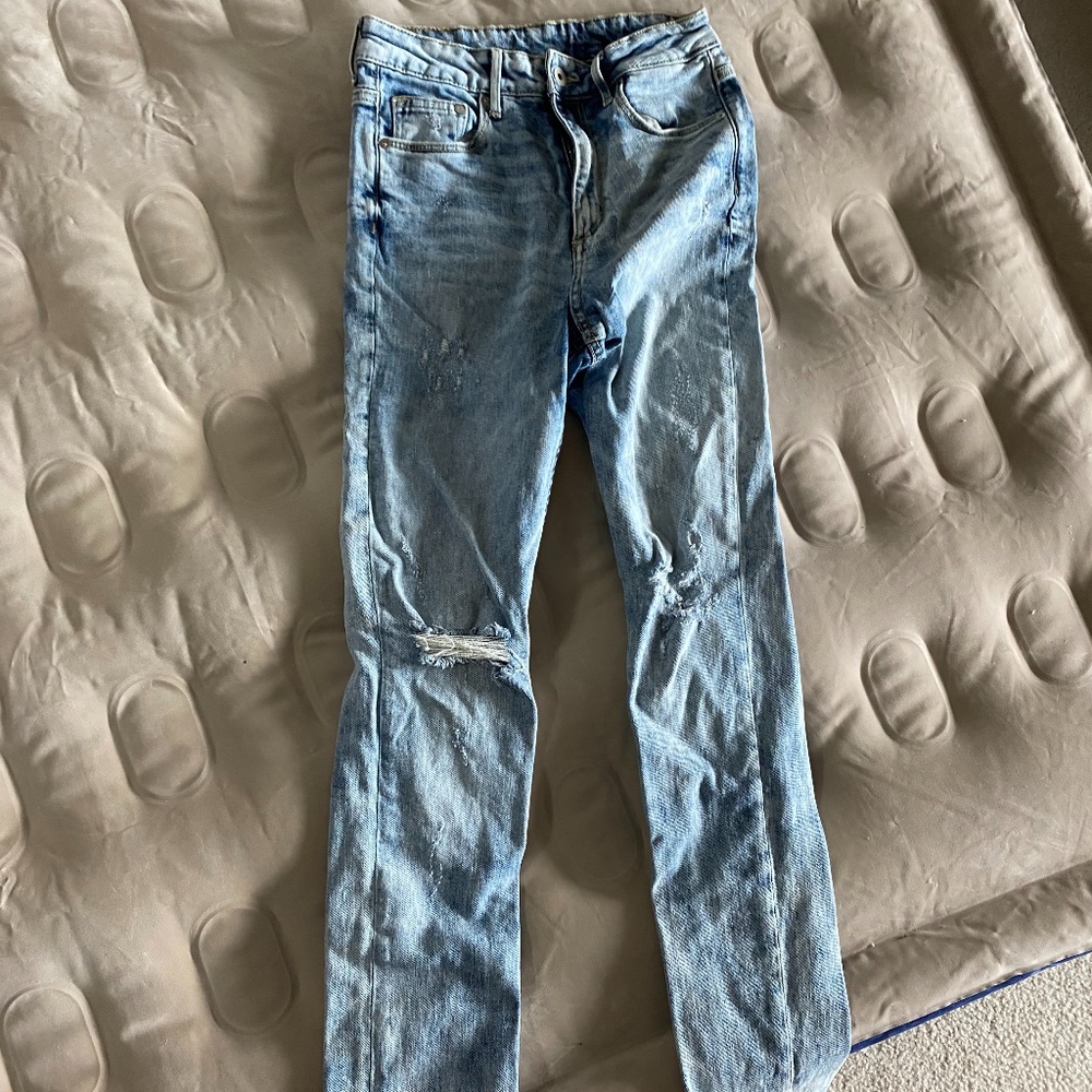 H&M women’s high waisted Distressed Jeans